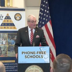Nueva Jersey prohíbe el uso de celulares en las escuelas; es el estado 20 en adoptar esta medida en EU