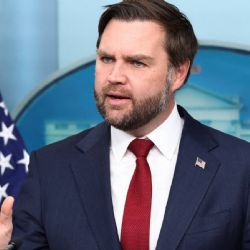 "Está protegido por inmunidad absoluta": JD Vance defiende al agente que disparó contra estadounidense en Minneapolis