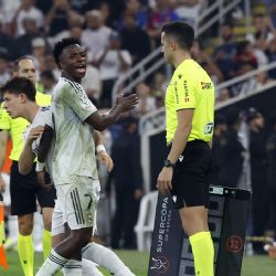 ‘Cholo’ Simeone y Vinícius discuten en el derbi de Madrid y el técnico se burla: “Te va a echar Florentino, acuérdate lo que te digo”
