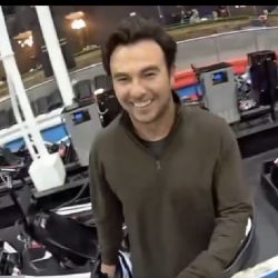 Checo Pérez compitió contra un aficionado en una carrera de karts y bromea tras vencerlo: “Nos bloqueaba, no nos dejaba pasar”