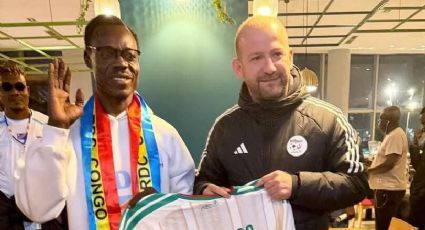 El superaficionado del Congo es homenajeado por la selección de Argelia, que lo reconoce por su icónica pose en la Copa Africana