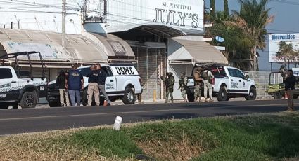 Presuntos integrantes del Cártel Santa Rosa de Lima abandonan cuatro cuerpos y atacan plaza textil en Michoacán