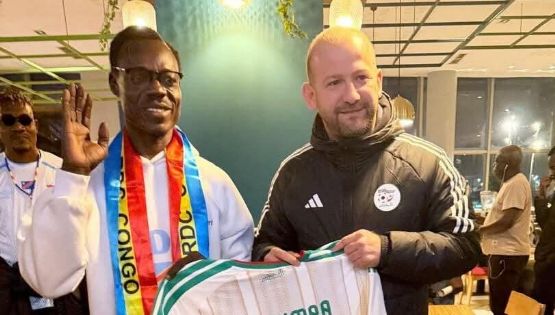 El superaficionado del Congo es homenajeado por la selección de Argelia, que lo reconoce por su icónica pose en la Copa Africana
