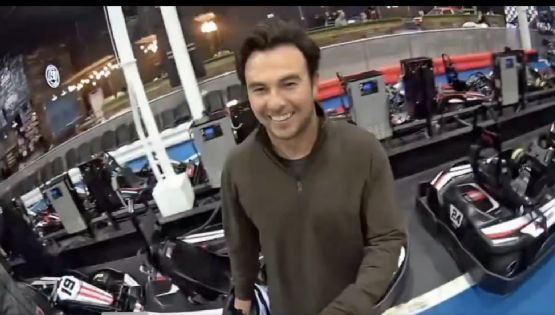 Checo Pérez compitió contra un aficionado en una carrera de karts y bromea tras vencerlo: “Nos bloqueaba, no nos dejaba pasar”