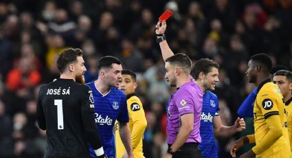 Polémica en la Premier League: jugador del Everton es suspendido tres partidos por "conducta violenta" tras jalar del cabello a un rival