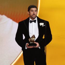 “Fuera, ICE”: Bad Bunny pide unidad en EU al recibir el premio de mejor álbum de música urbana