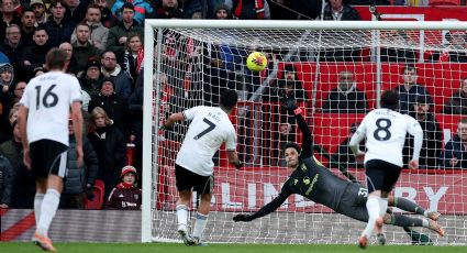 ¡Maestro! El mexicano Raúl Jiménez marca de penalti ante el Manchester United y llega a 200 goles en su carrera