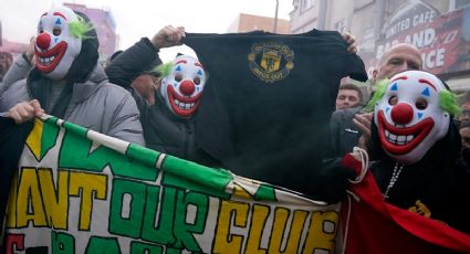 Aficionados del Manchester United usan máscaras de payasos para manifestarse en contra de los dueños del equipo