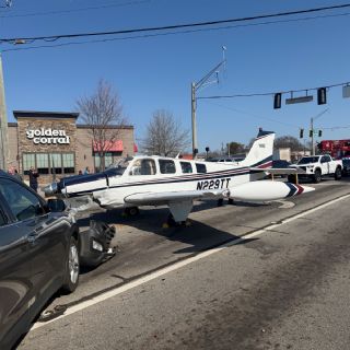 Aterriza de emergencia una avioneta sobre avenida en Georgia e impacta contra tres vehículos