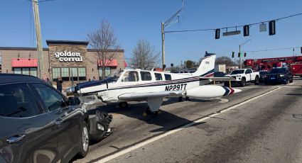 Aterriza de emergencia una avioneta sobre avenida en Georgia e impacta contra tres vehículos
