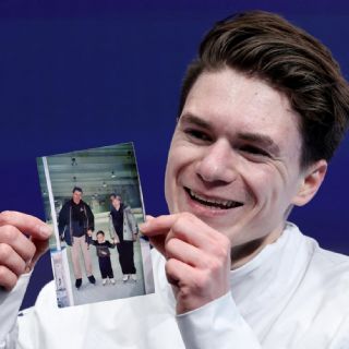 Patinador recuerda con a sus padres fallecidos en su debut olímpico