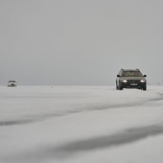 Mar congelado permite a Estonia abrir "carretera de hielo" entre dos islas