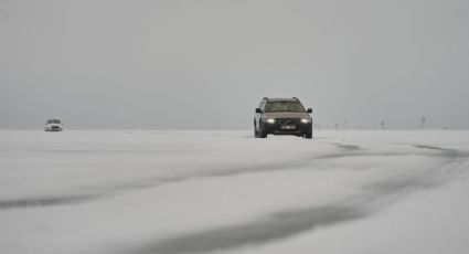 Mar congelado permite a Estonia abrir "carretera de hielo" entre dos islas