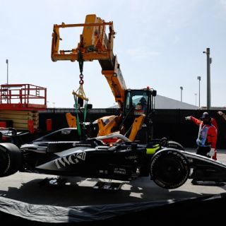 El Cadillac de Checo Pérez se detiene en pista y termina octavo en Bahréin
