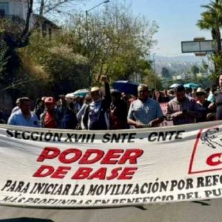 Maestros de la CNTE marchan en Michoacán para exigir la contratación de cinco mil docentes
