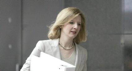 Renuncia consejera general de Goldman Sachs tras revelarse mensajes con Epstein