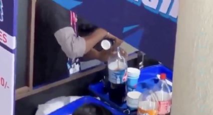 Exhiben a vendedores de refresco en un estadio rellenando botellas con sobrantes de vasos usados