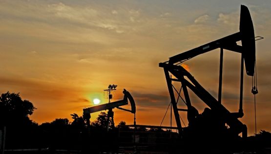 Precio del petróleo se dispara y supera los 104 dólares tras mensaje de Trump de intensificar ataques contra Irán