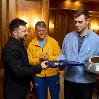 Zelenski condecora al atleta descalificado de los JO de Invierno
