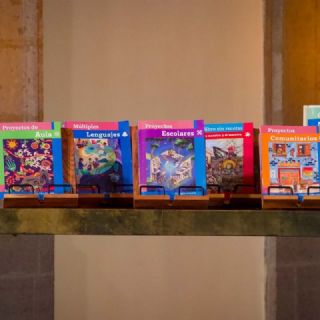 Anuncian cambios en los libros de Marx Arriaga y él llama a protestar desde “las cloacas” de la SEP