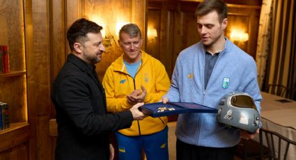 Zelenski condecora al atleta ucraniano descalificado de los JO de Invierno por usar casco con fotos de compatriotas muertos en la guerra