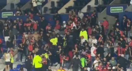 ¡'Huracán' de violencia! Aficionados del Atlas se enfrentan a golpes con elementos de seguridad en el Estadio Hidalgo