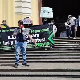 Familiares protestan en El Salvador en contra de los juicios masivos contra detenidos