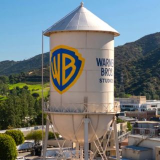 Warner Bros plantea reanudar sus negociaciones con Paramount, reporta Bloomberg