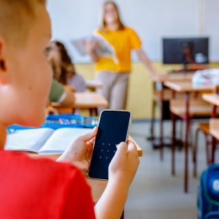 La UE acusa a Meta de no impedir el acceso de menores de 13 años a Facebook e Instagram