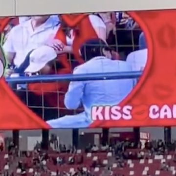 Pareja es captada por la ‘Kiss Cam’ en el partido San Luis vs Querétaro y ambos se esconden