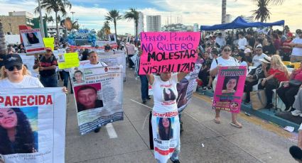 Madres buscadoras protestan en el Carnaval de Mazatlán para visibilizar a sus desaparecidos