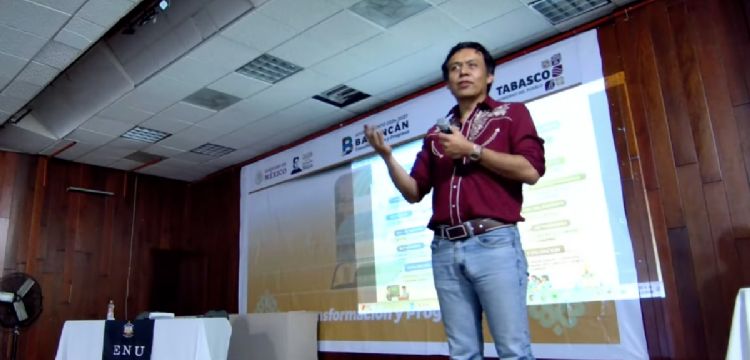 La última gira de Marx Arriaga: un taller sobre la Nueva Escuela Mexicana para plantel sin luz