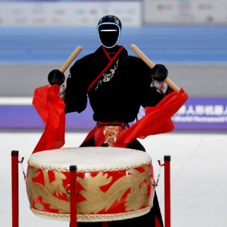 Los robots humanoides llaman la atención en la víspera del Año Nuevo Lunar en China