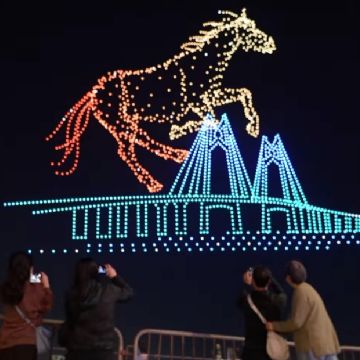 Reciben el Año Nuevo Chino en Hong Kong con un espectáculo de drones: caballos invaden el cielo