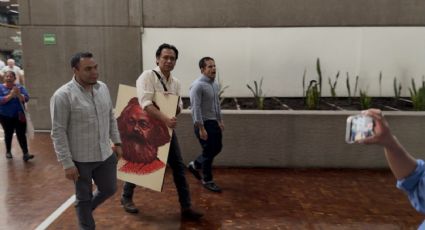 Después de cuatro días atrincherado en su oficina de la SEP, Marx Arriaga es notificado de su despido y acepta irse