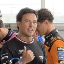Checo Pérez y Max Verstappen conviven amistosamente durante la toma de la foto oficial de pilotos para la temporada 2026 de Fórmula 1