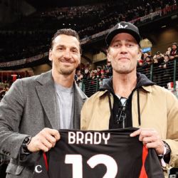Tom Brady visita al Milan en San Siro y recibe una camiseta del equipo de manos de Zlatan Ibrahimovic