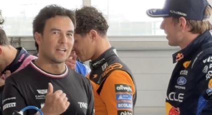 Checo Pérez y Max Verstappen conviven amistosamente durante la toma de la foto oficial de pilotos para la temporada 2026 de Fórmula 1