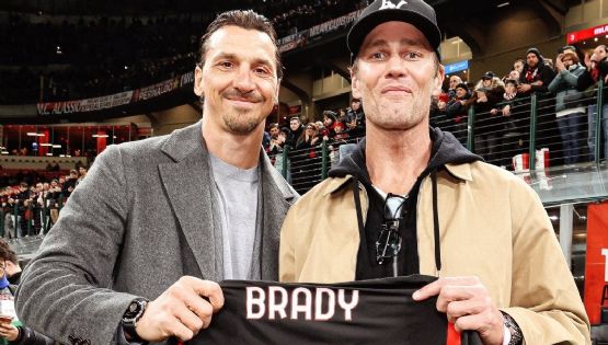 Tom Brady visita al Milan en San Siro y recibe una camiseta del equipo de manos de Zlatan Ibrahimovic