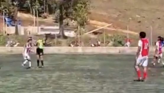 Indignación: jugador golpea con un puñetazo en la cara a una árbitra en un partido de futbol amateur