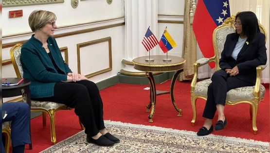 Enviada de EU y se reúne con Delcy Rodríguez; buscan normalizar relaciones tras la captura de Maduro