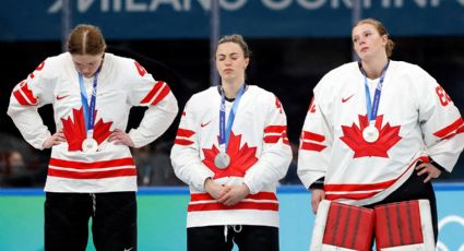 Seleccionadas de hockey de Canadá le ‘hacen el feo’ a peluches que reciben tras perder la medalla de oro ante EU