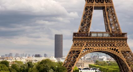 Evacúan sitios turísticos de París tras amenaza de bomba; afectó a la Torre Eiffel