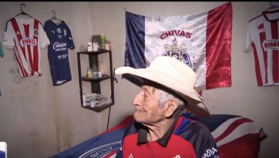 Aficionado de Chivas de 90 años sobrevive a incendio en su cuarto dedicado al Rebaño; Amaury Vergara, dueño del club, lo busca para apoyarlo
