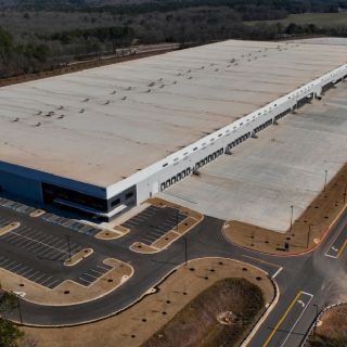 El avance silencioso de los “mega-almacenes” de detención: ICE crece su red pese a resistencia local