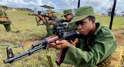 Asesores de seguridad y médicos cubanos abandonan Venezuela en medio de presiones de EU