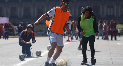 Activistas mexicanos protestan contra el Mundial 2026 con ‘retas’ de futbol en el Zócalo de la CDMX; usan balones con el rostro de Trump