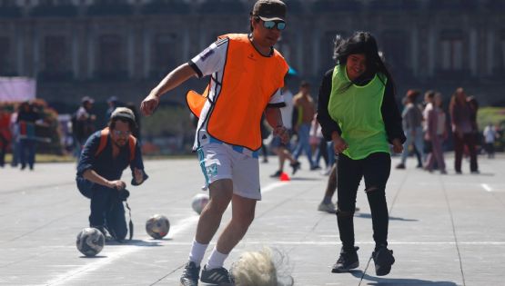 Activistas mexicanos protestan contra el Mundial 2026 con ‘retas’ de futbol en el Zócalo de la CDMX; usan balones con el rostro de Trump