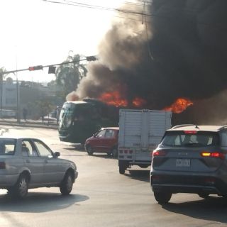 Sujetos queman vehículos y bloquean vialidades en varios puntos de Jalisco tras operativo federal
