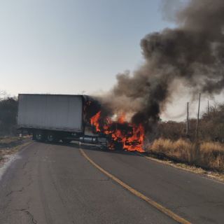 Bloqueos se extienden a Michoacán: afectan carreteras en Apatzingán y Zamora